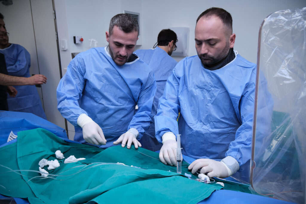 Ο επεμβατικός καρδιολόγος με την ομάδα του