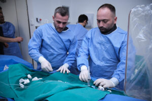 Ο επεμβατικός καρδιολόγος με την ομάδα του