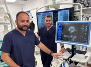 επεμβατικός καρδιολόγος κατά τη διάρκεια στεφανιογραφίας και αγγειοπλαστικής